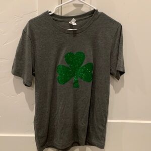 Women’s Gray Short-Sleeve Tee with Green Glitter Shamrock